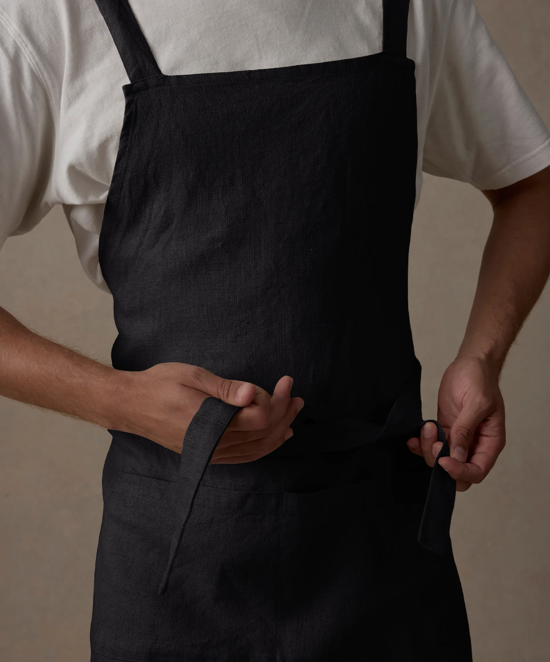 Jude Linen Apron - Jet - Image 3